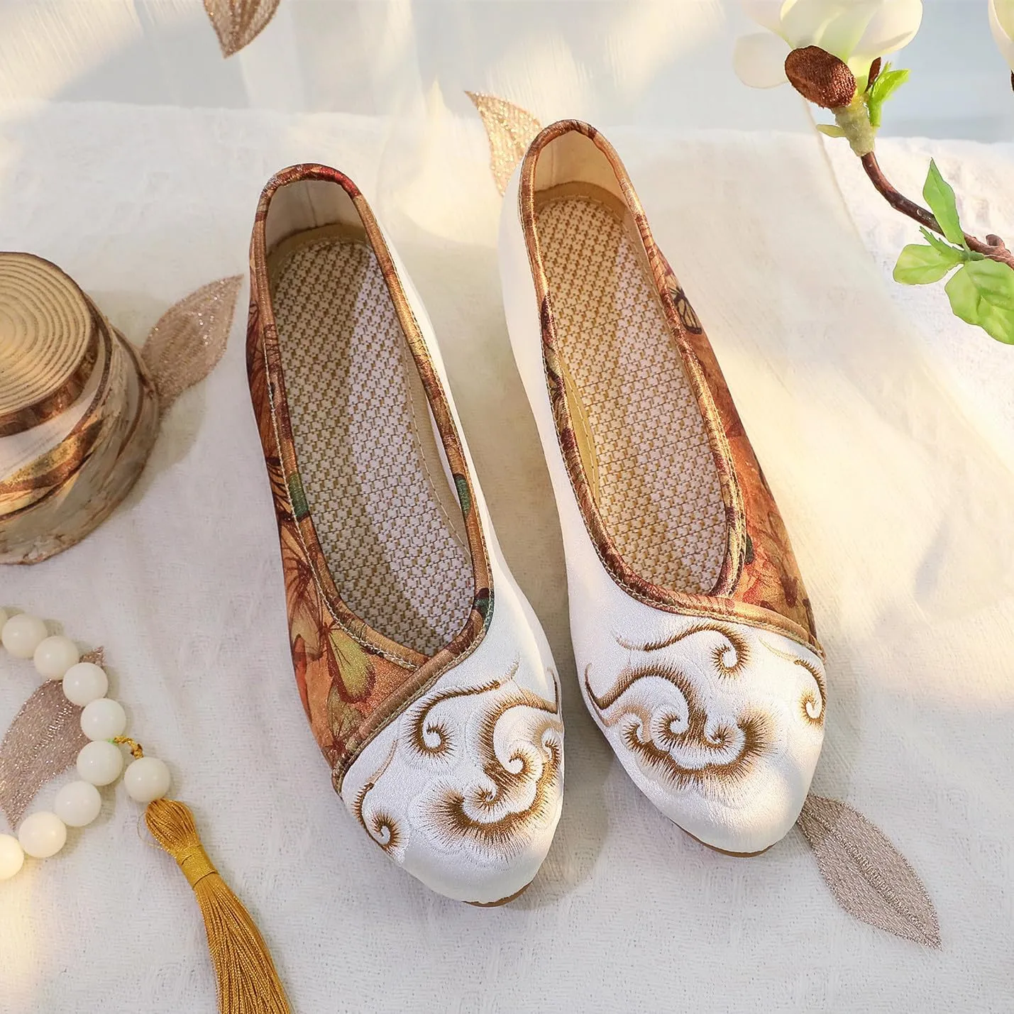 Floral Handmade Embroidered Shoes for Women Retro Classic Mary Jane High Heels Shoes Pointed Toe Slip On Loafers Comfort Ballet Flats Cheongsam Shoes