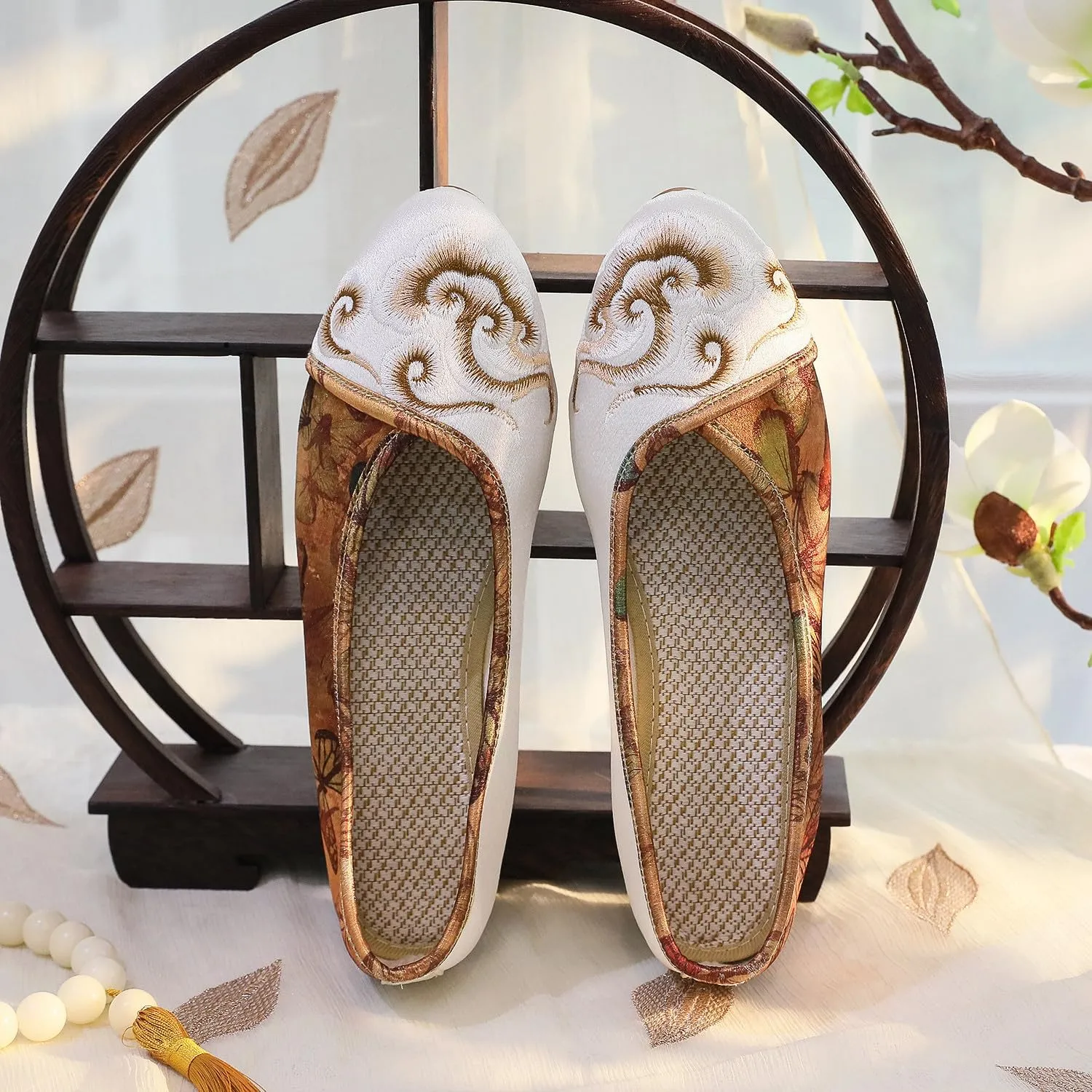 Floral Handmade Embroidered Shoes for Women Retro Classic Mary Jane High Heels Shoes Pointed Toe Slip On Loafers Comfort Ballet Flats Cheongsam Shoes