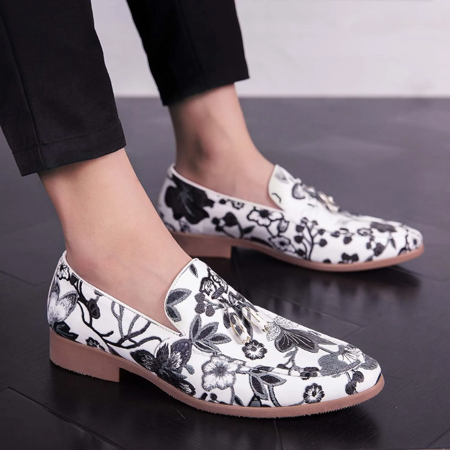 Mens Slip on Pointed Toe Loafers with Flower Design Fringe Decoration Chelsea Shoes Leather Shoes Mens Formal Loafers Suitable for Daily wear, Party, Nightclub, Date, Formal wear, etc.