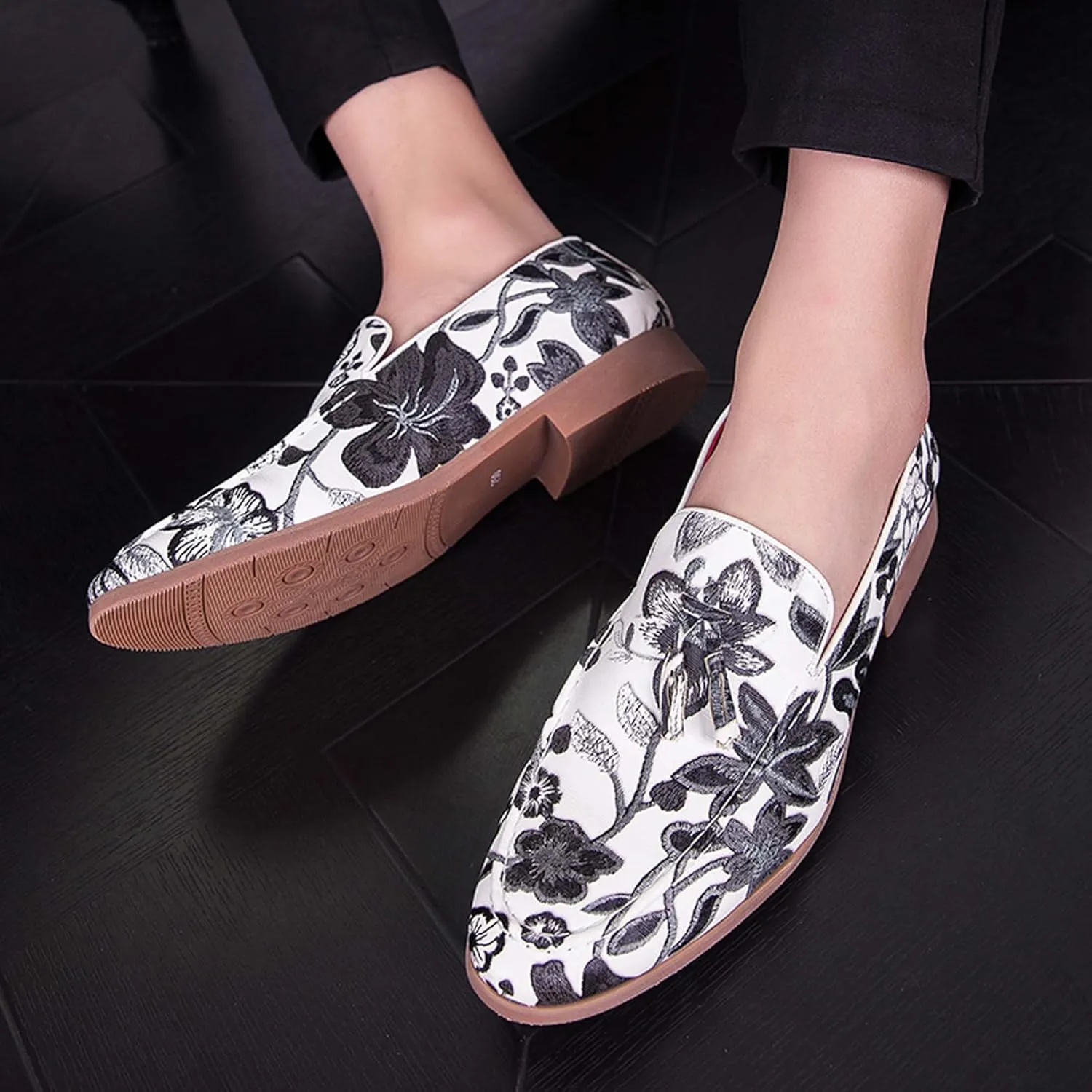 Mens Slip on Pointed Toe Loafers with Flower Design Fringe Decoration Chelsea Shoes Leather Shoes Mens Formal Loafers Suitable for Daily wear, Party, Nightclub, Date, Formal wear, etc.