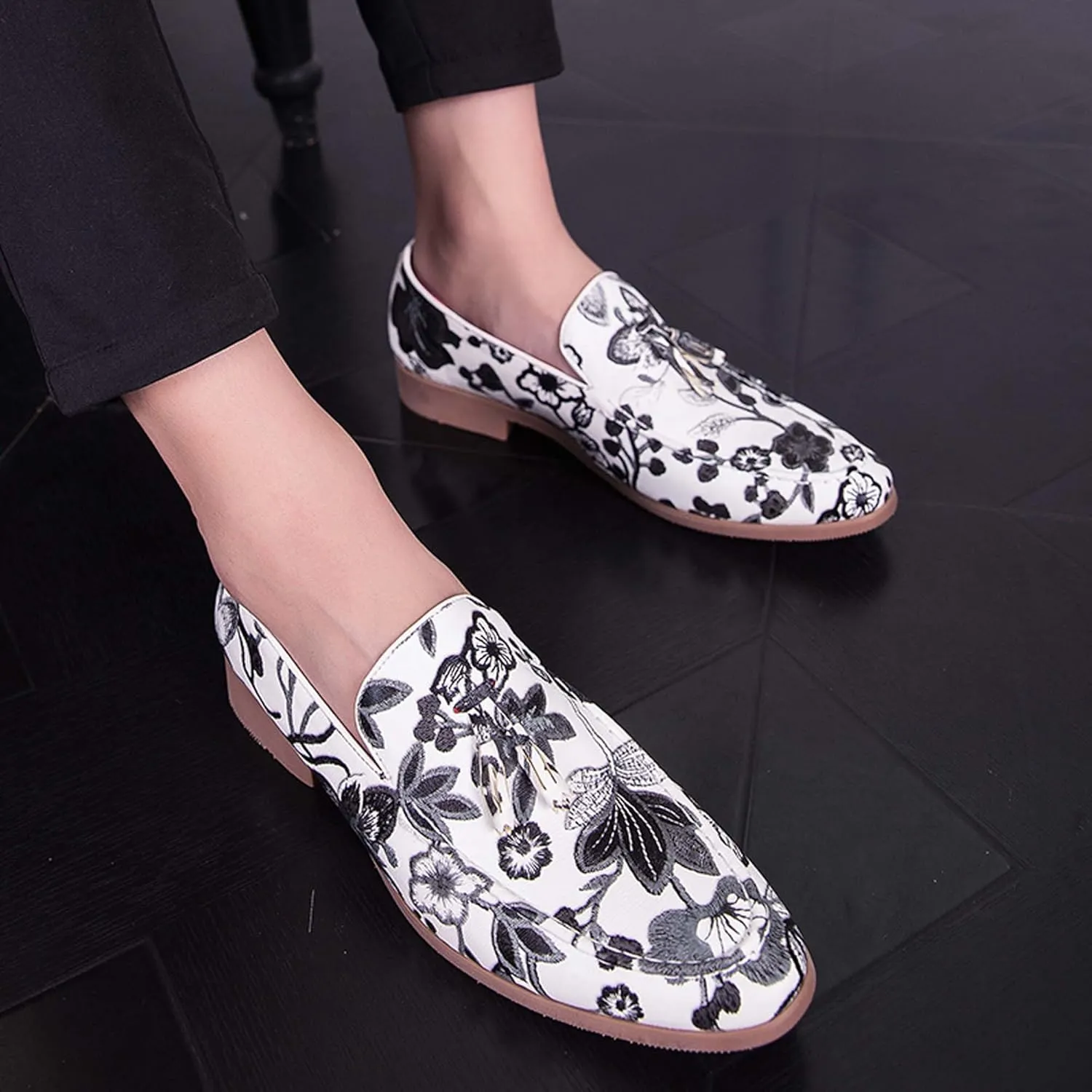 Mens Slip on Pointed Toe Loafers with Flower Design Fringe Decoration Chelsea Shoes Leather Shoes Mens Formal Loafers Suitable for Daily wear, Party, Nightclub, Date, Formal wear, etc.