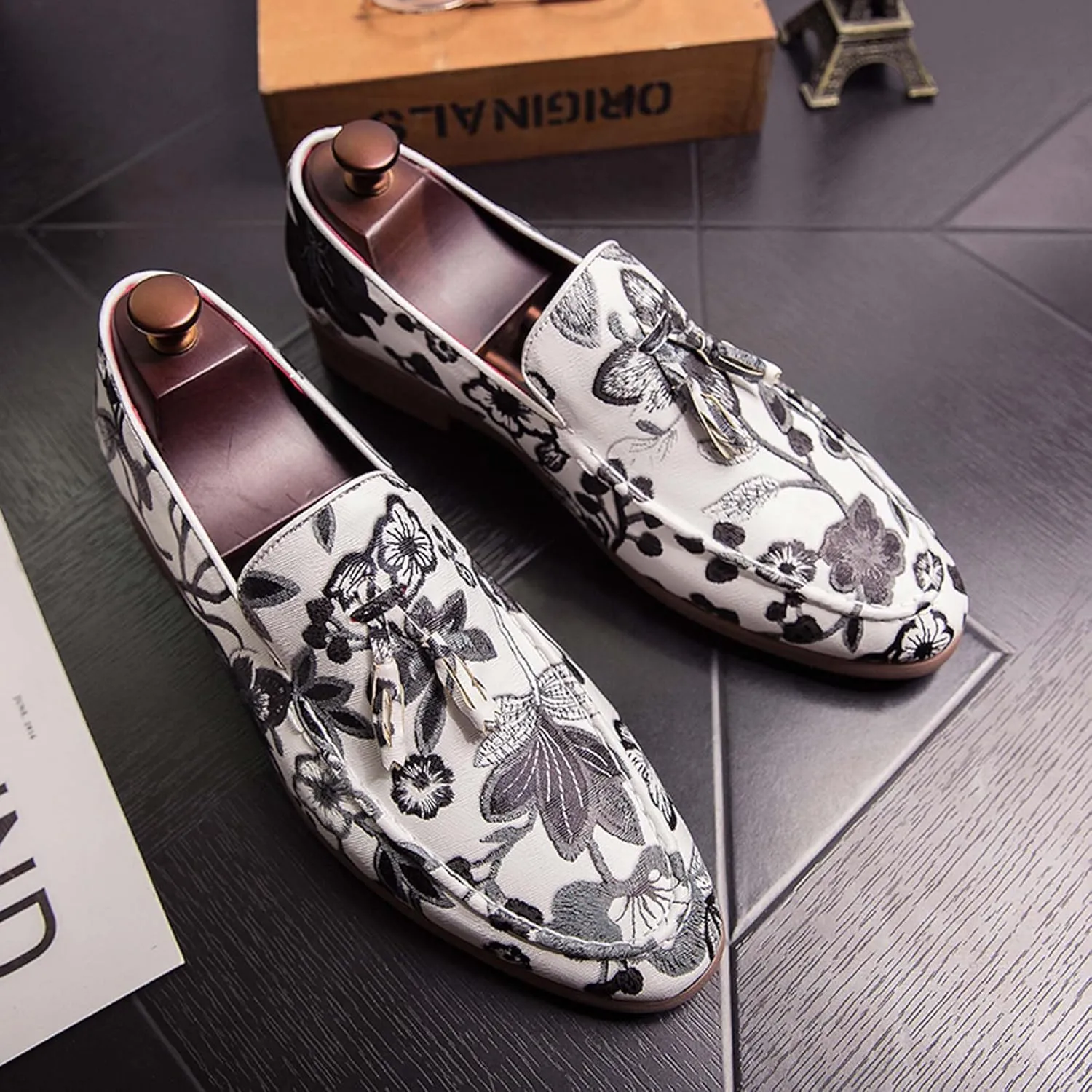 Mens Slip on Pointed Toe Loafers with Flower Design Fringe Decoration Chelsea Shoes Leather Shoes Mens Formal Loafers Suitable for Daily wear, Party, Nightclub, Date, Formal wear, etc.