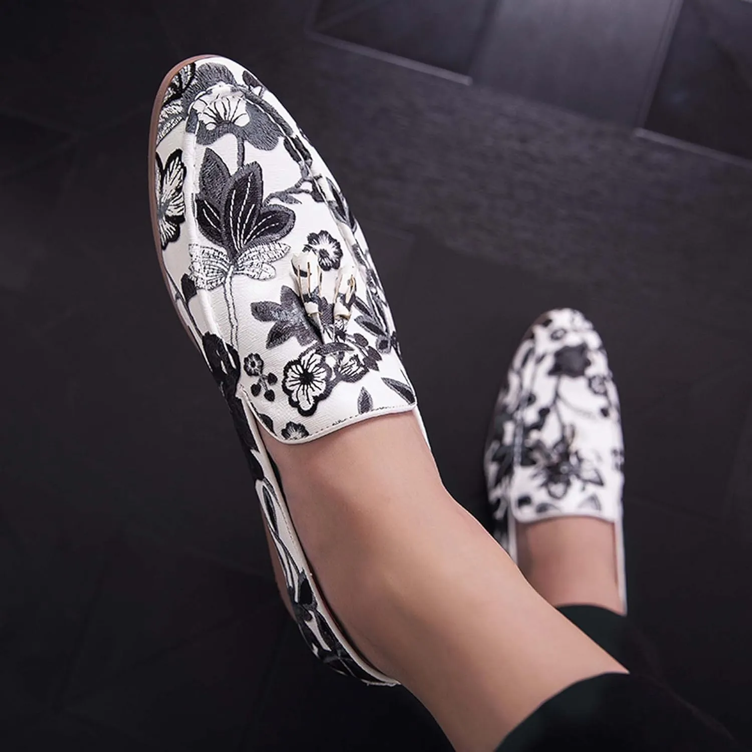 Mens Slip on Pointed Toe Loafers with Flower Design Fringe Decoration Chelsea Shoes Leather Shoes Mens Formal Loafers Suitable for Daily wear, Party, Nightclub, Date, Formal wear, etc.