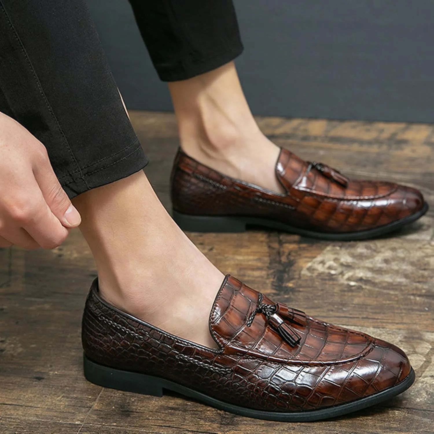 Mens Stone Grain Leather Tassel Slip On Dress Loafers Retro Low Heels Pointed Toe Penny Shoes for Formal Business Wedding Office