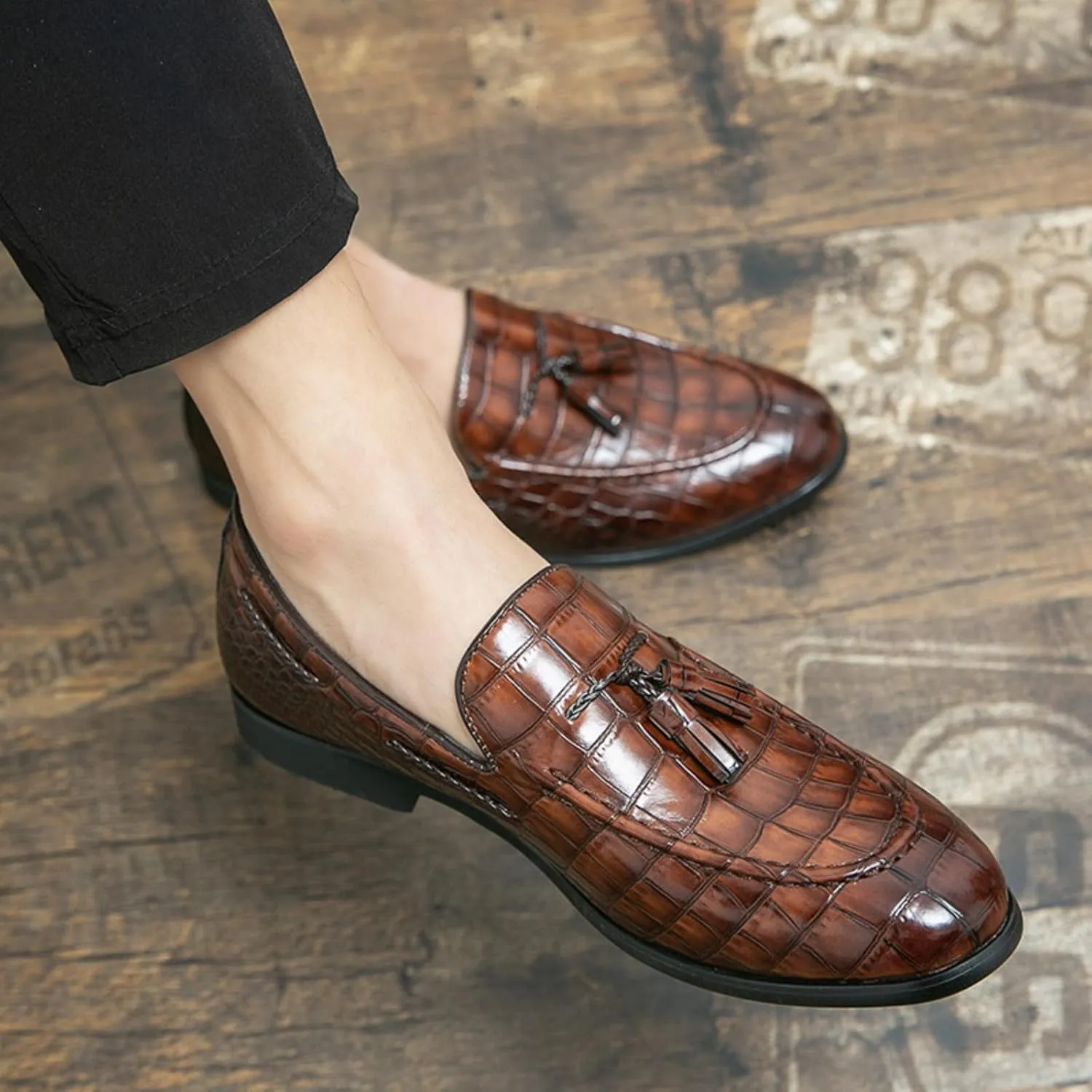 Mens Stone Grain Leather Tassel Slip On Dress Loafers Retro Low Heels Pointed Toe Penny Shoes for Formal Business Wedding Office