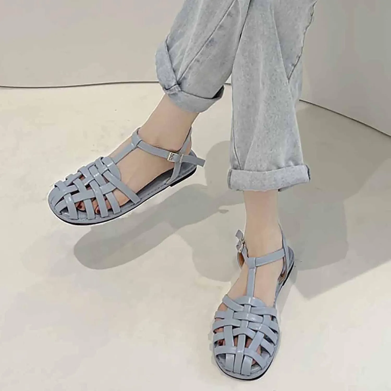Women's Woven Sandals with Adjustable Strap Trendy Closed Toe Hollow Out Flats Sandal for Casual Summer Footwear